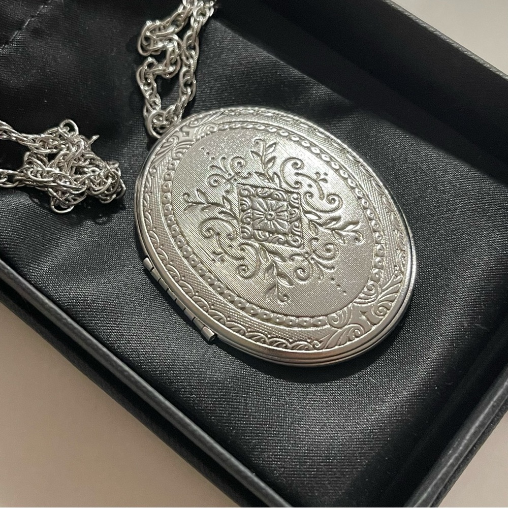 ✨ Vintage Crown TRIFARI silver floral locket